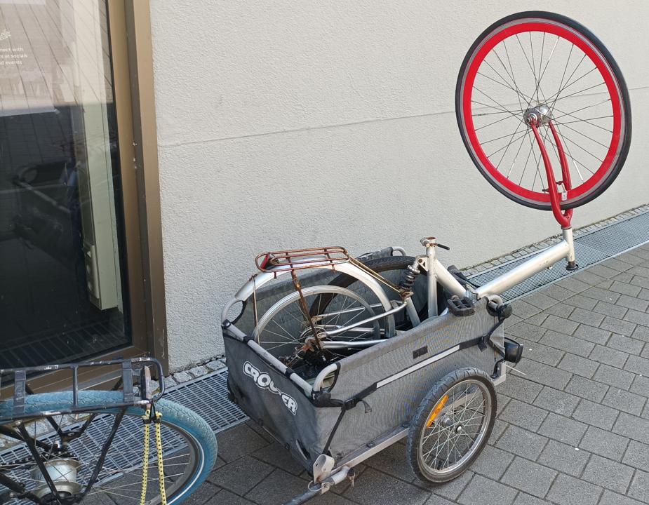 Rahmen Gabel und Vorderrad im Fahrradanhaenger