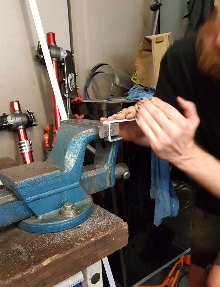 Umbiegen des Aluminiumstueckes.