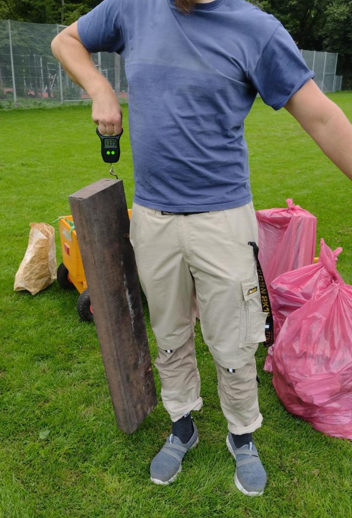 Hartgummiteil haengt an der Waage