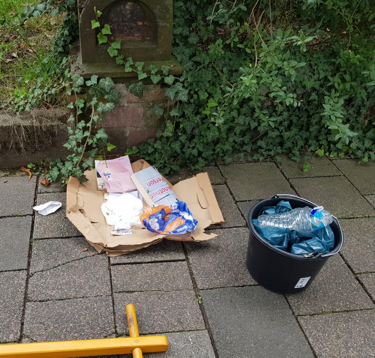 Zu verschenken-Kiste wird zu Muell