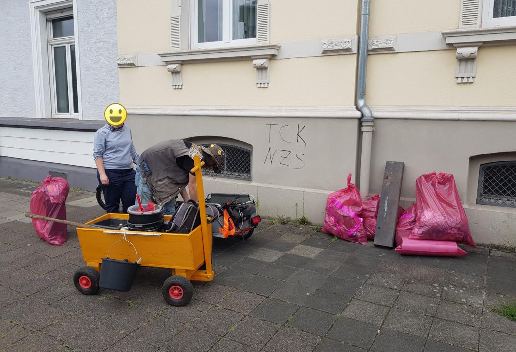 Muellsaecke werden abgeladen