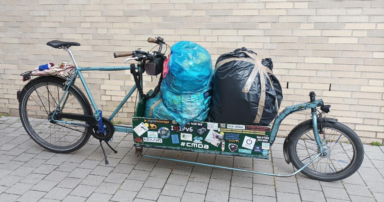 Lasenrad, vollbeladen mit Muellsaecken.