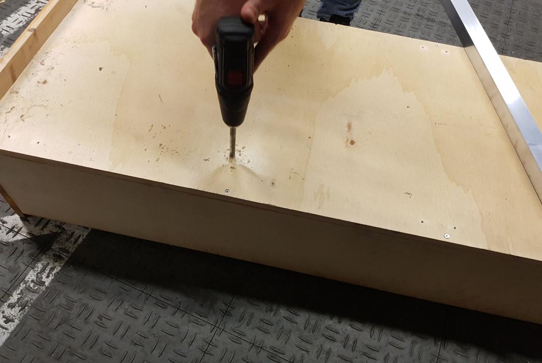 Ben bohrt Loecher in den Kasten