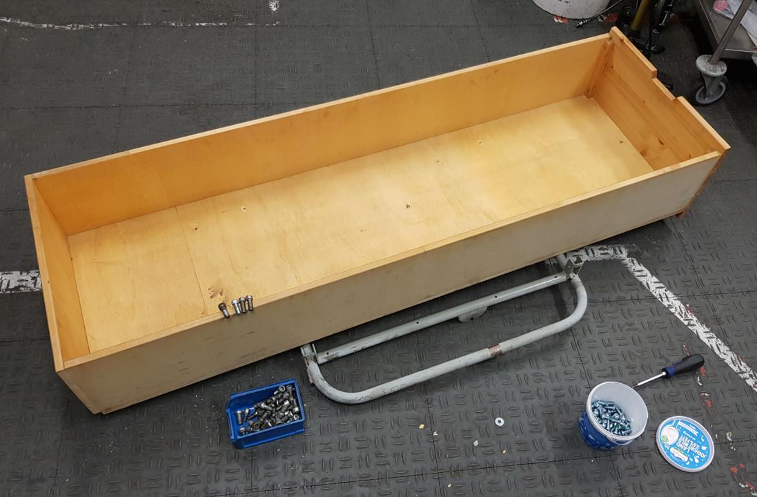 Kasten mit vier M10 Schrauben auf dem Rand auf dem Fahrgestell