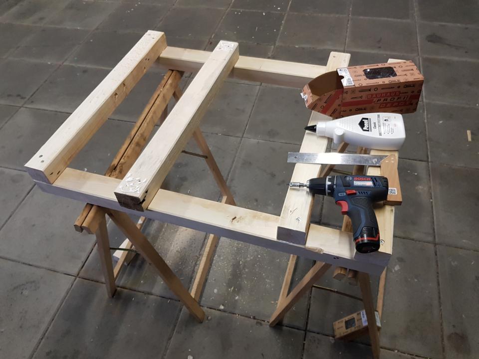 Das Fahrgestell wird montiert.