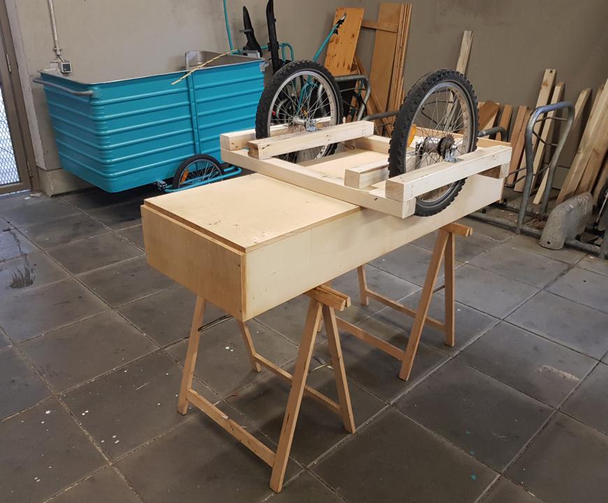 Fertiges Fahrgestell liegt auf dem Kasten, der auf den Kopf gedreht auf den Boecken ruht.