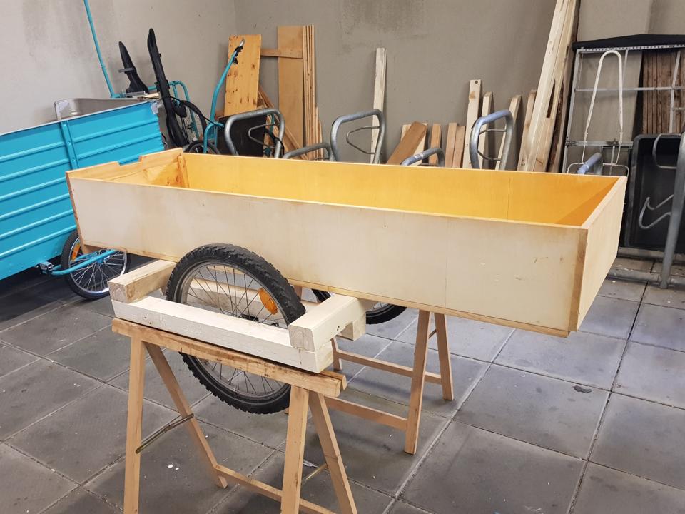 Der Kasten liegt auf dem fertigen Fahrgestell.