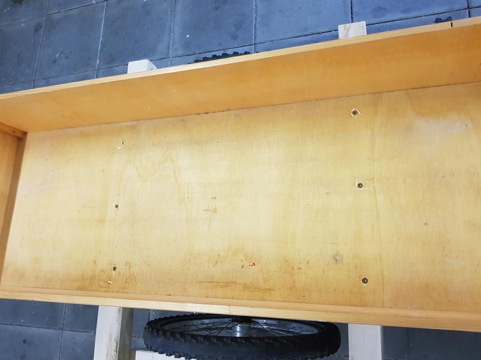 Der Kasten ist mit sechs Schrauben mit dem Fahrgestell verschraubt.