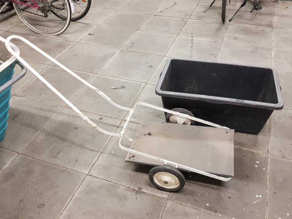 Gespendeter Handkarren