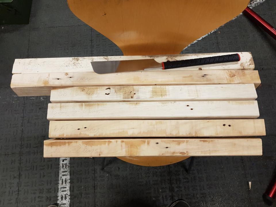 Fahrgestellbausatz auf einem Stuhl im zwanzig°