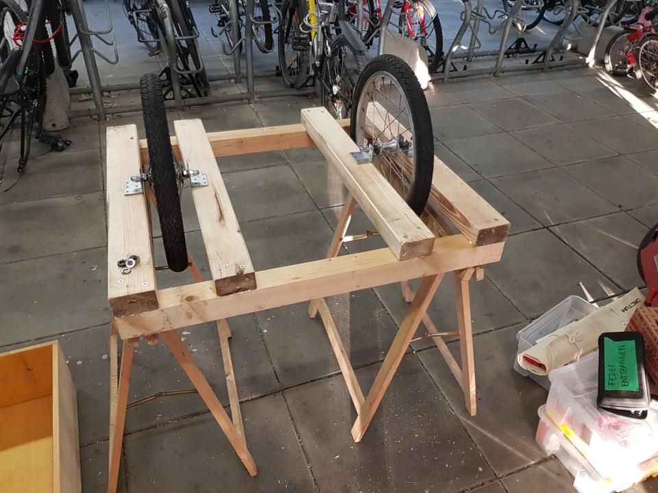 Zusammengeschraubtes Fahrgestell auf Boecken in der Fahrradgarage