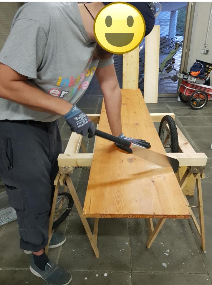 goto saegt ein Stueck der Platte ab.