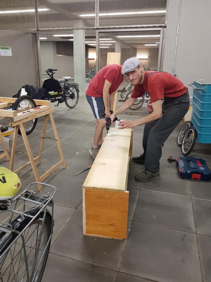 René und Nightfly stellen den Kasten fertig.