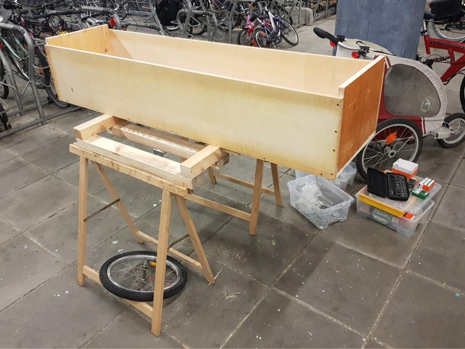 Kasten und Fahrgestell verschraubt.