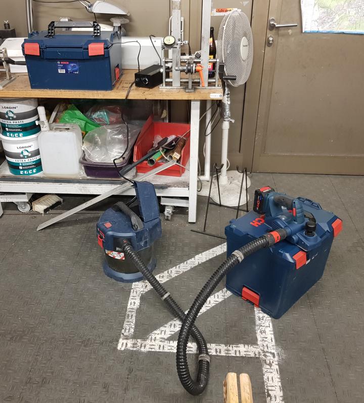 Staubsauger mit Netzadapter, Hobel mit Schlauch am Staubsauger angeschlossen.