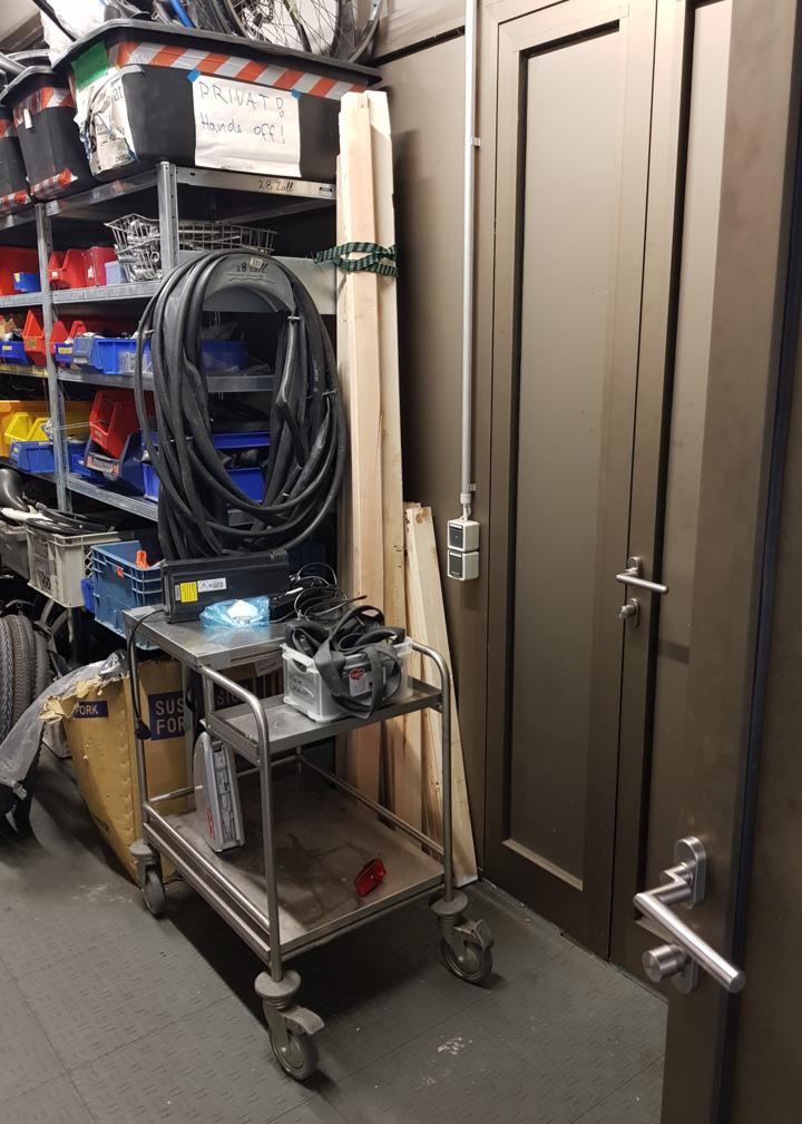 Die langen Kanthoelzer im zwanzig°-Lager, gesichert gegen Umfallen