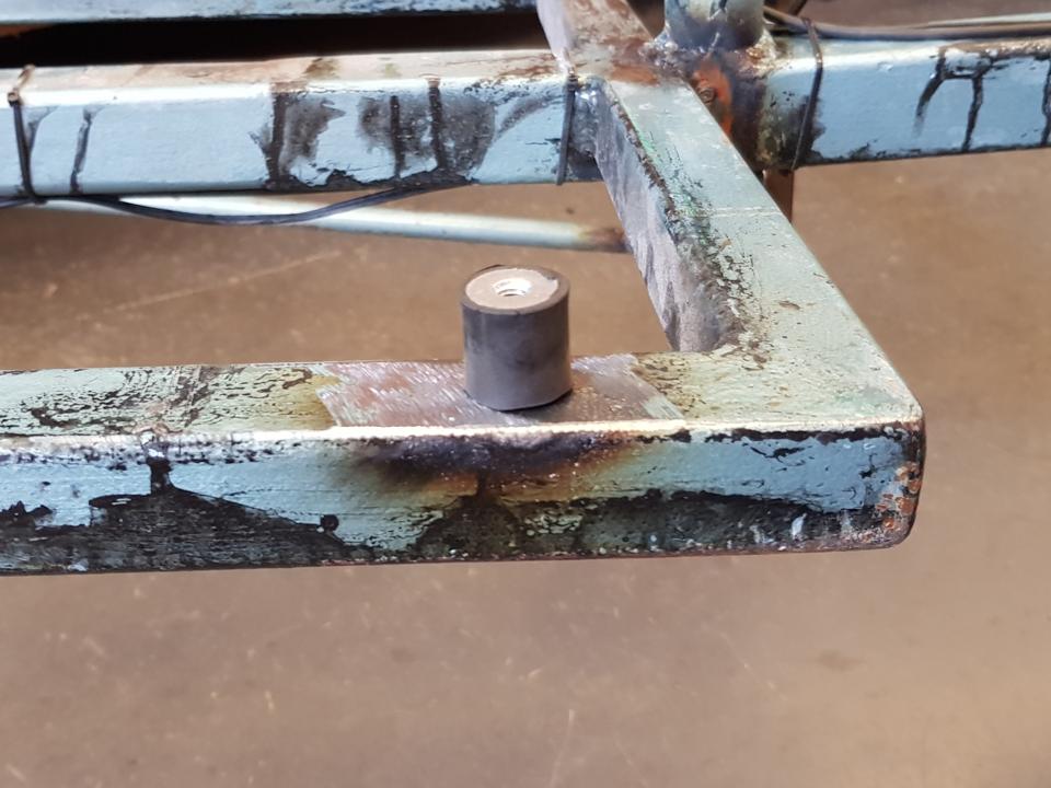 Ein Daempfer im neu geschnittenen Loch eingeschraubt.