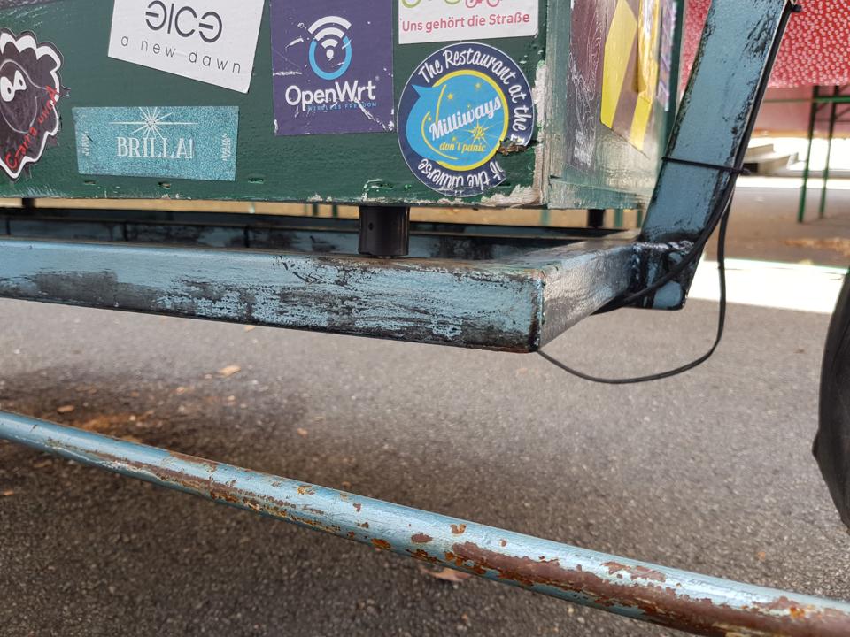 Kiste auf Daempfer montiert.