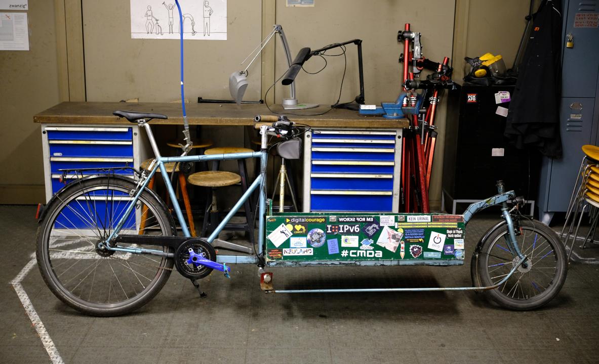 Cargo bike Samum with a new crankset in blue.