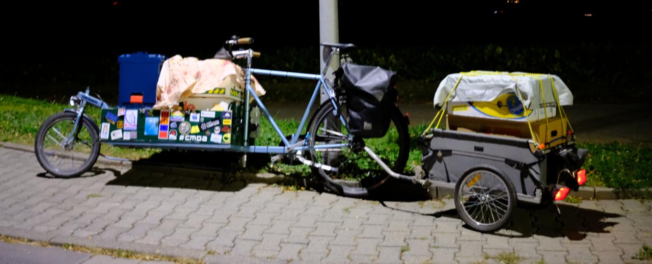Samum cargo bike with bike trailer, both fully loaded