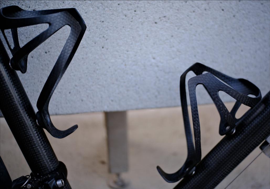 Schicke Flaschenhalter aus Carbon.