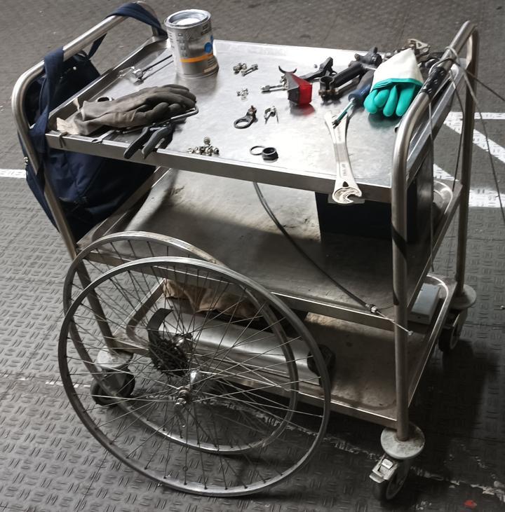 Teilewagen mit Teilen und Laufraedern