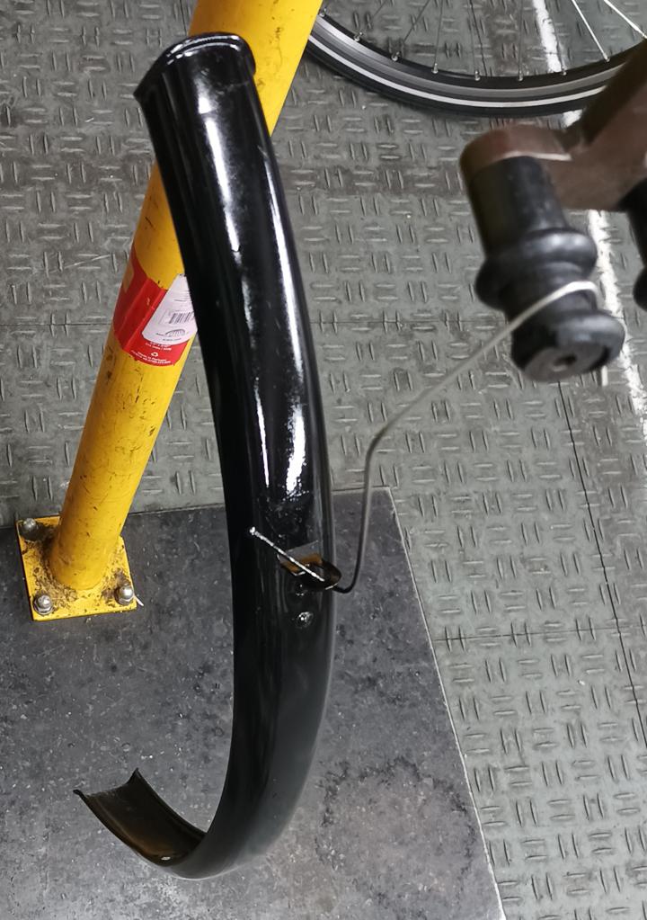 Vorderradschutzblech lackiert und aufgehaengt zum Trocknen