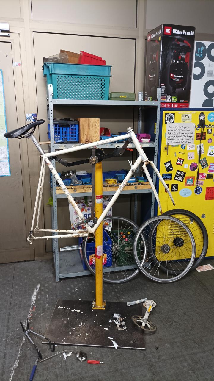 Rahmen, halb zerlegt im Montagestaender eingespannt.