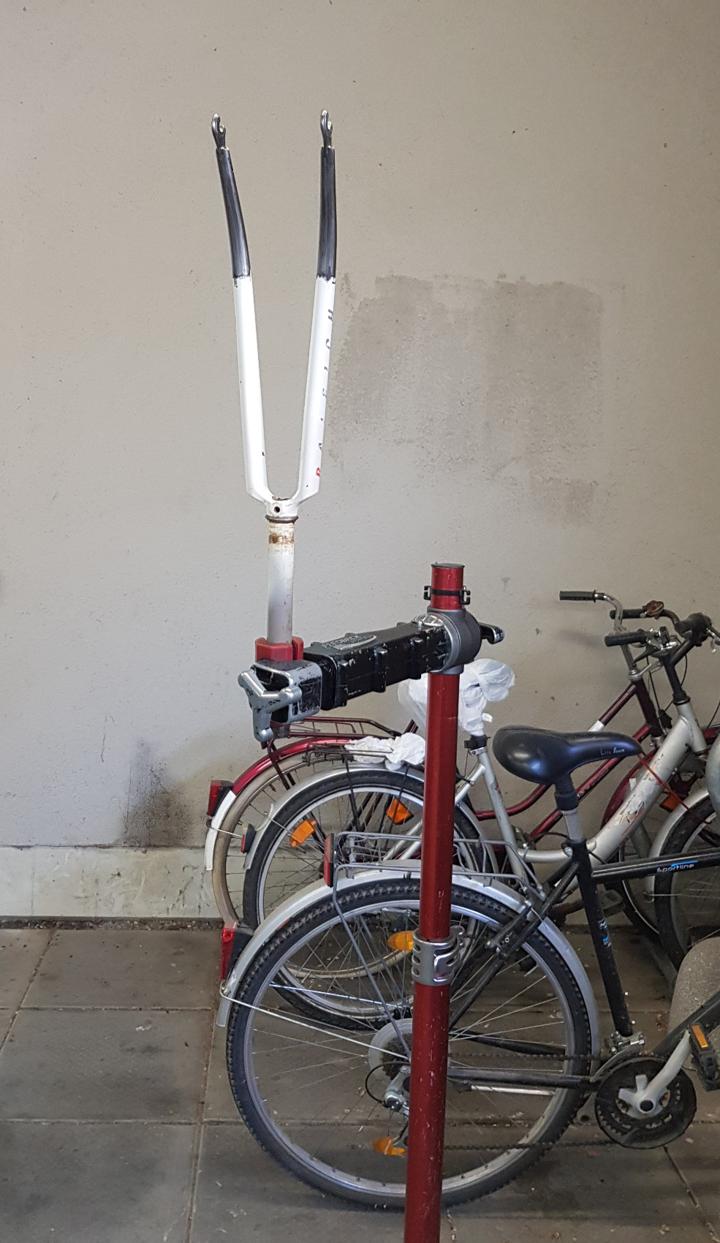 Gabel im Montagestaender eingespannt, bereit zum Lackieren