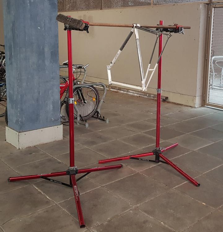 Rahmen aufgehaengt an einem Besen, der in zwei Montagestaender eingespannt ist, bereit zum Lackieren