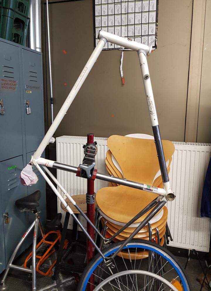 Rahmen klemmt hochkant im Montagestaender, bereit zur Montage