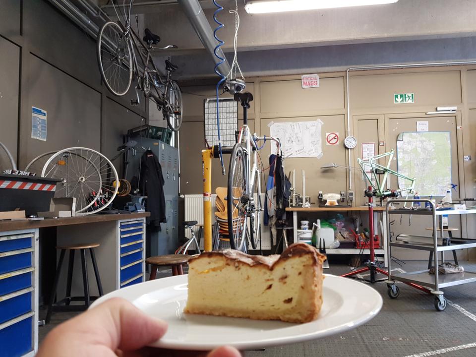 Kaesekuchenstueck im Vordergrund, Raleigh im Hintergrund