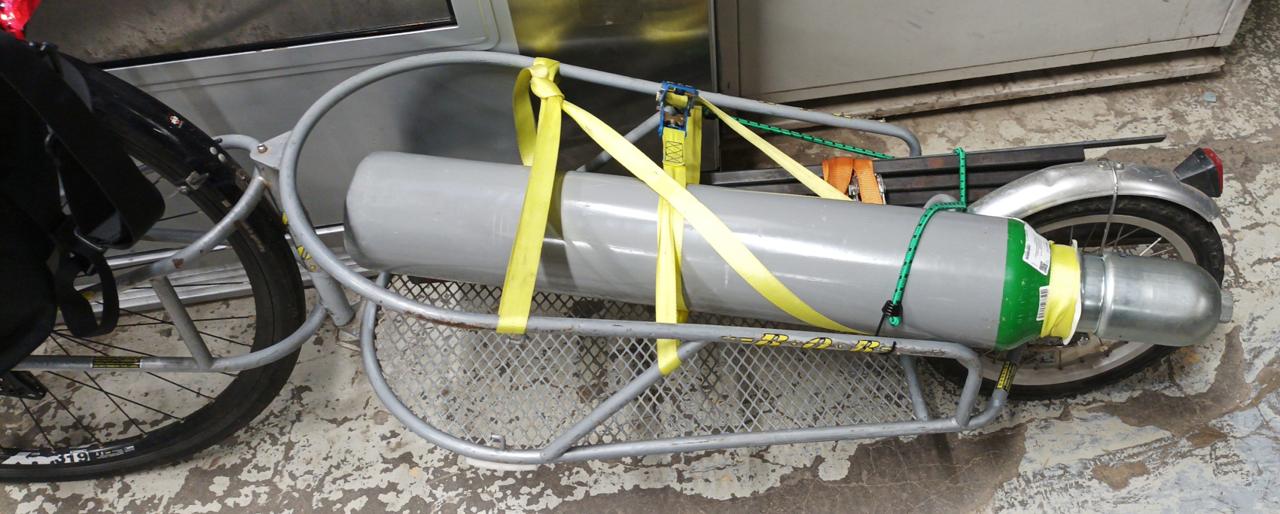 Argonflasche auf Bob Yak festgespannt.