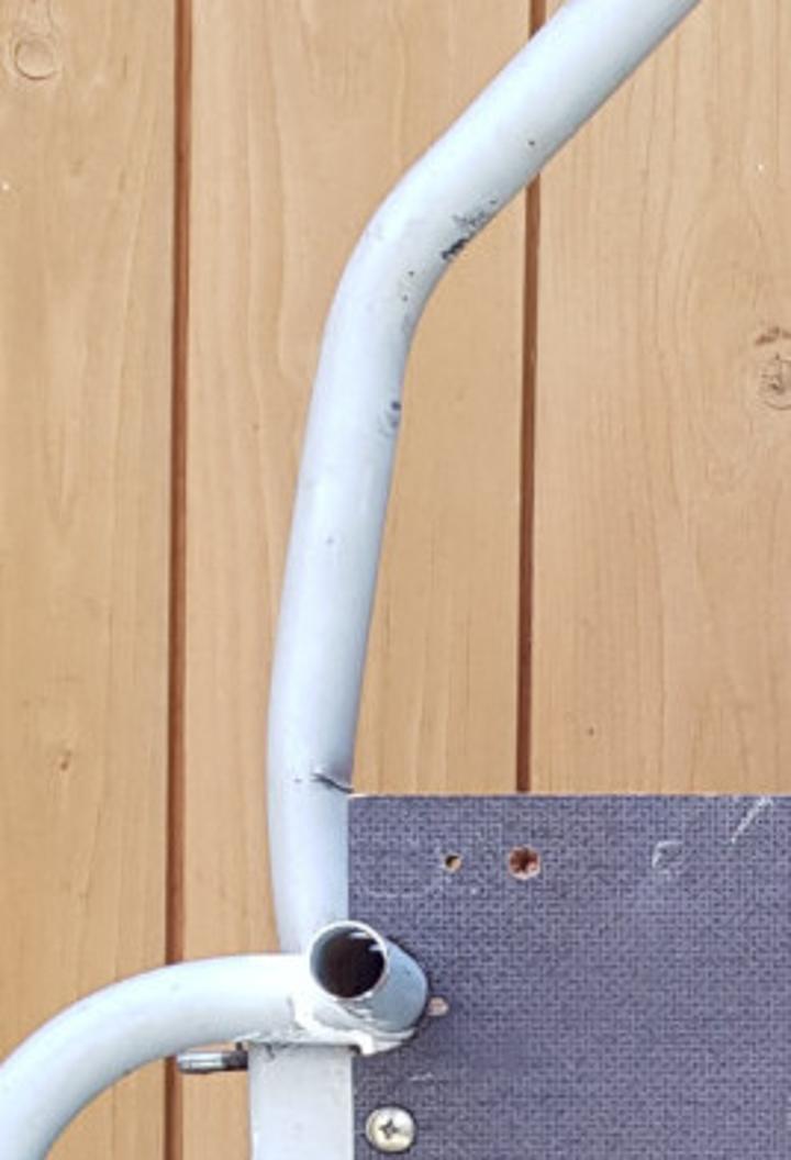 Detailaufnahme der beschaedigten Deichsel.