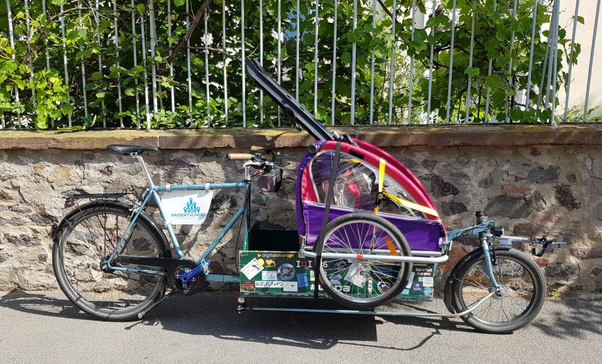 Der Anhaenger wird zur Bessunger Knabenschule gebracht.