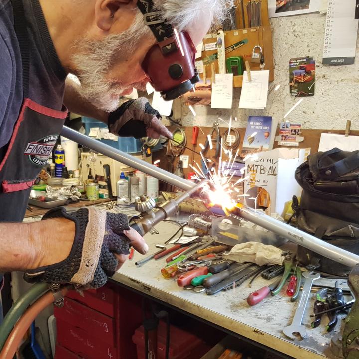 Gerhard John schweisst die Deichselverlaengerung.